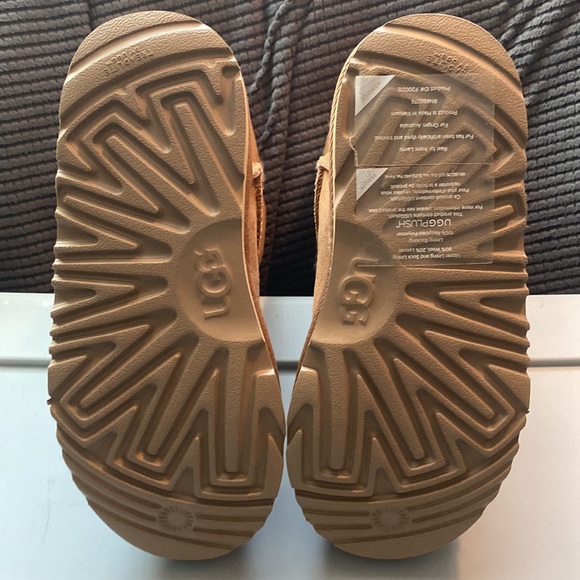 UGG Kid’s Bailey Zip Short Boot - Picture 4 of 7